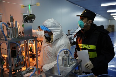 阿拉山口海關(guān)助力新疆首家綜保區(qū)內(nèi)口罩生產(chǎn)企業(yè)順利投產(chǎn)，暢通貨物進(jìn)出口通道